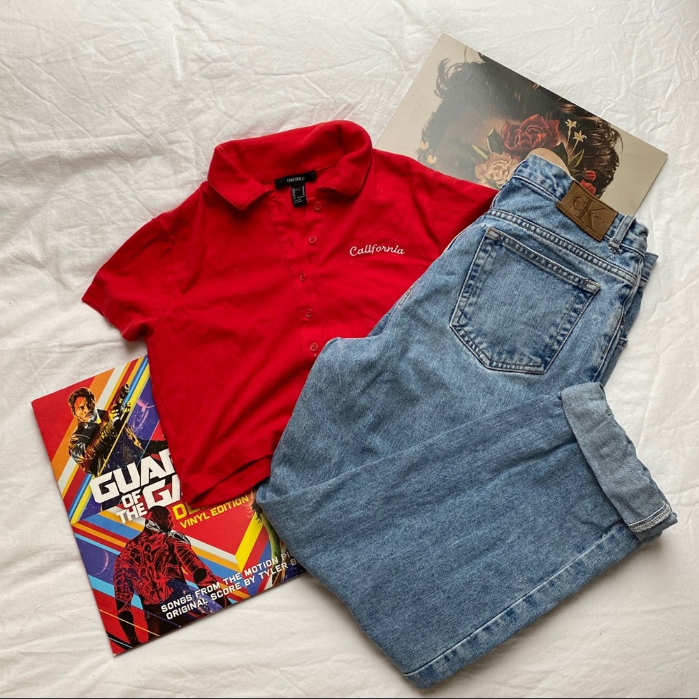 Red cropped “California” collard t-shirt